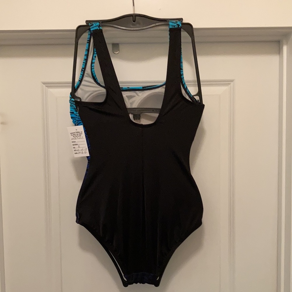 Reebok - Picture 4 of 4